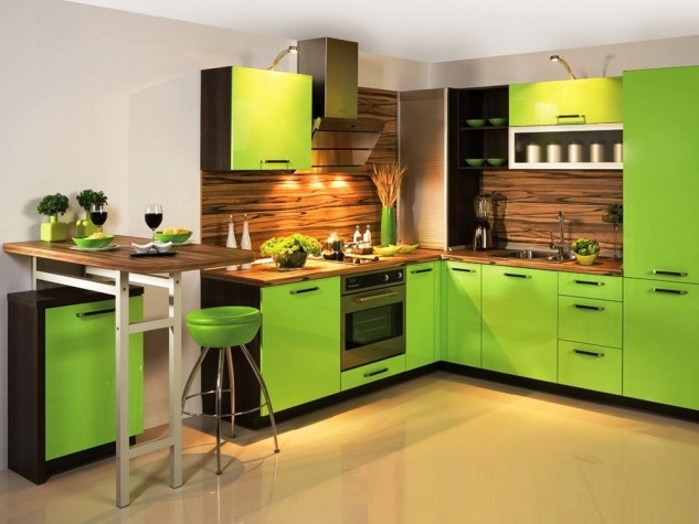 Зеленые обои на кухне с серой мебелью фото