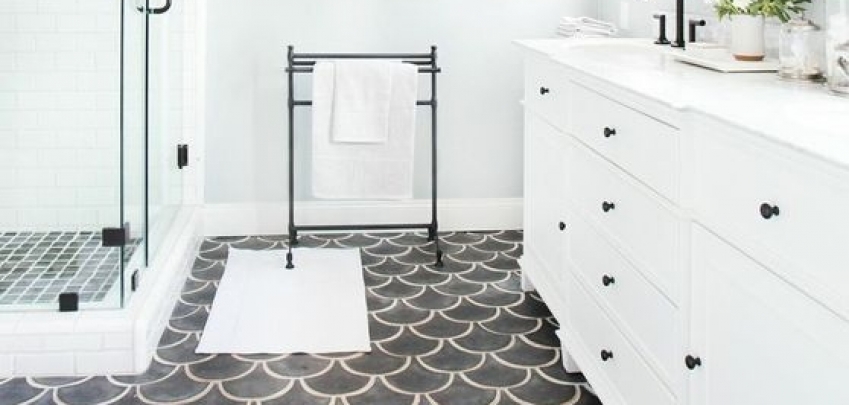 Черно – белите подови плочки за баня правят своето голямо завръщане