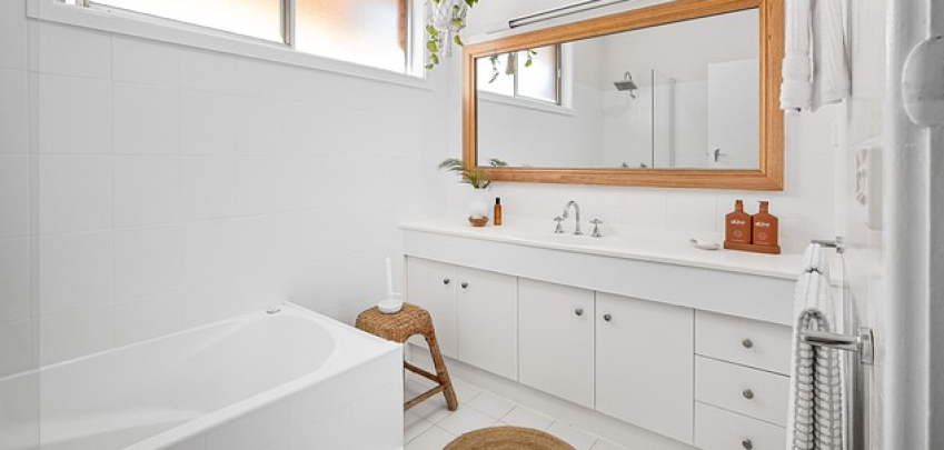 6 дизайнерски решения в банята, които изглеждат красиво, но правят почистването кошмар