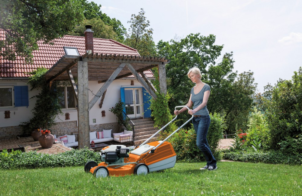 Перфектно поддържани тревни площи с косачките на STIHL