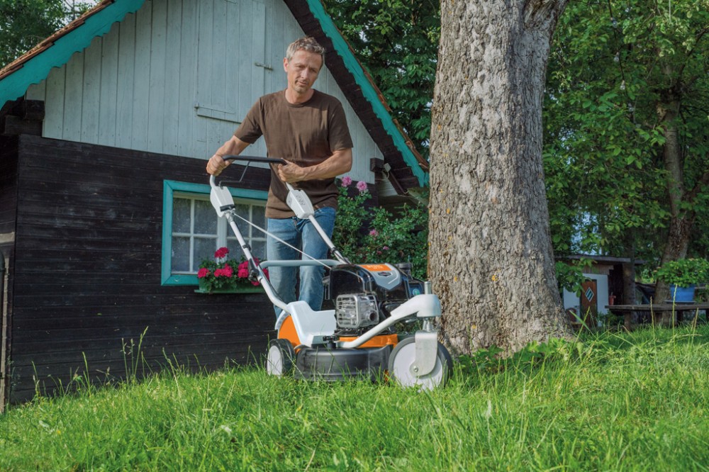 Перфектно поддържани тревни площи с косачките на STIHL