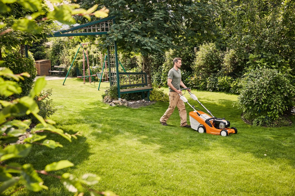 Перфектно поддържани тревни площи с косачките на STIHL