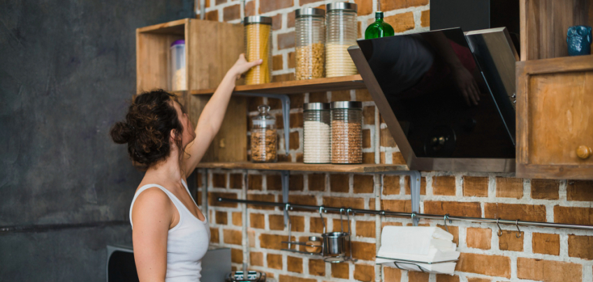 8 идеи за интелигентно съхранение на храни и уреди в малка кухня от само 5 кв. м