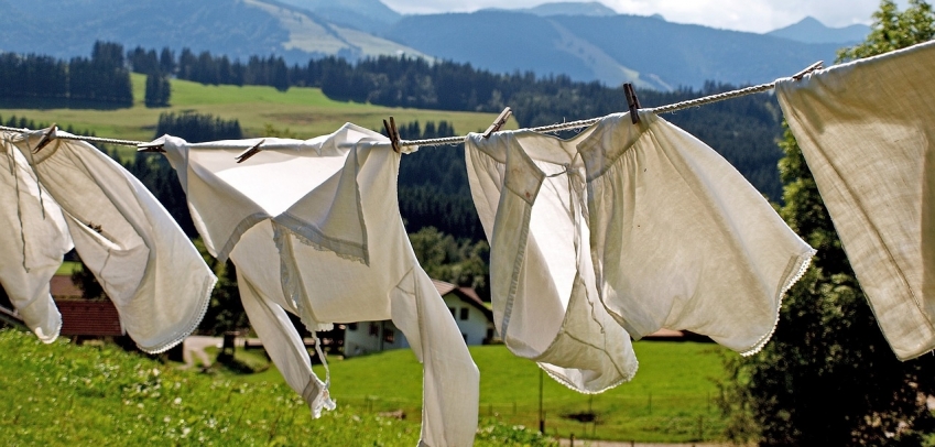 Каквa e причината за малките дупчици в дрехите след пране