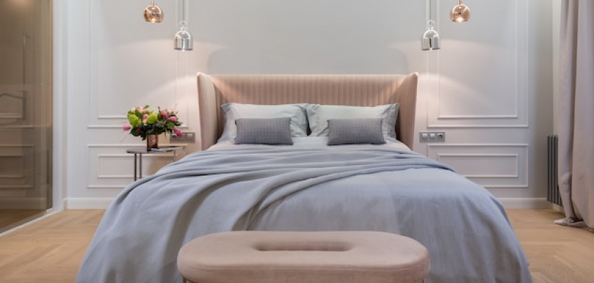 Защо да създадете спалня в розово и сиво?
