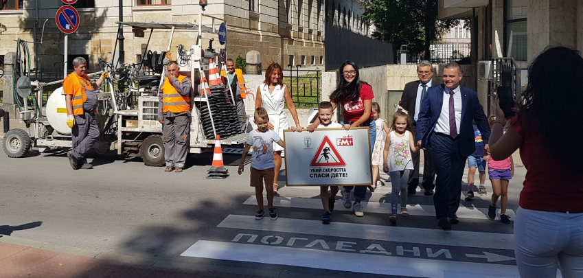 Обновени пешеходни пътеки пазят децата на пътя