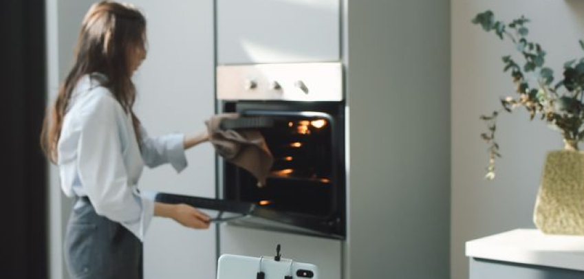 Как да почистите стъклената врата на фурната без силни препарати