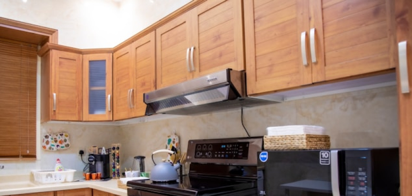 Най-лесният начин да почистите мазни кухненски шкафове