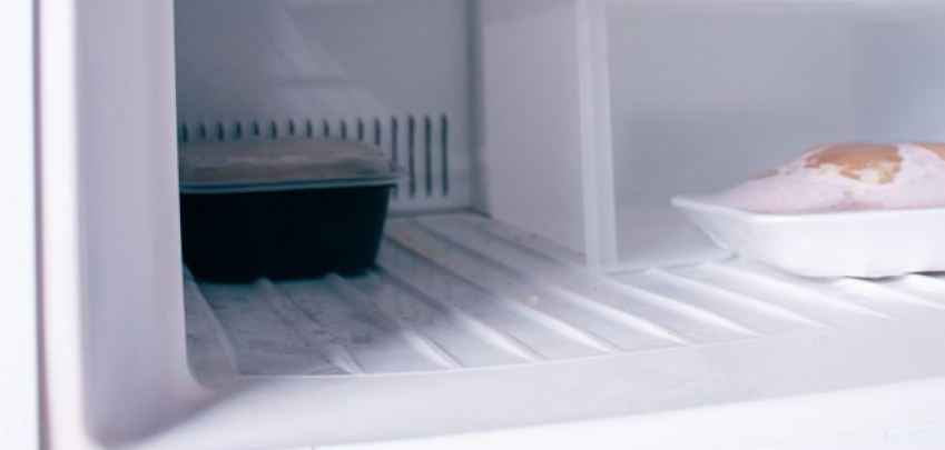 Защо има вдлъбнатини на дъното на фризера?