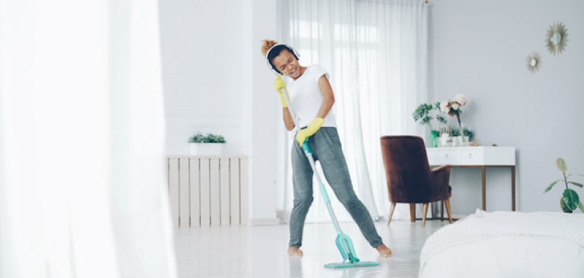 8 неща, които да сложите във водата за моп за по-свежо ухаещ дом