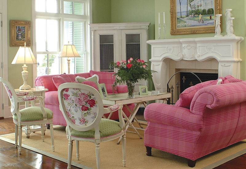 Розово зеленый интерьер. Розовая гостиная. Гостиная с розовым диваном. Розовый интерьер. Розовый и зеленый в интерьере.