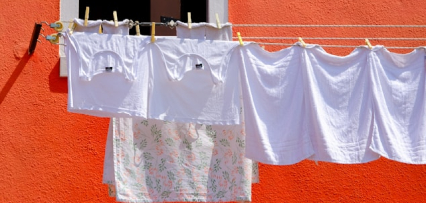 Може ли содата за хляб наистина да избели дрехите?