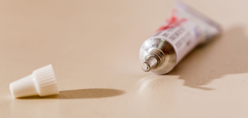 Как да премахнете моментно лепило от почти всичко