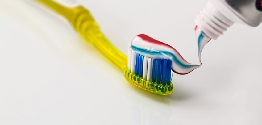 Учудващите ползи от пастата за зъби извън устната хигиена  