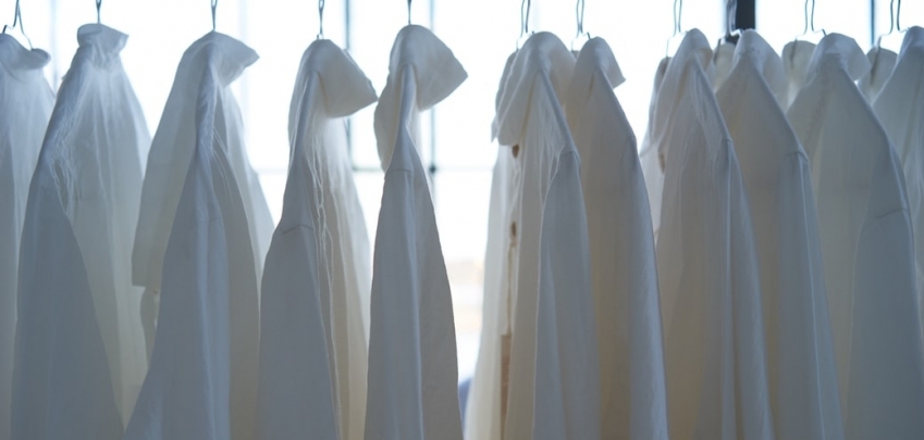 5 начина да избелите пожълтелите дрехи без химикали