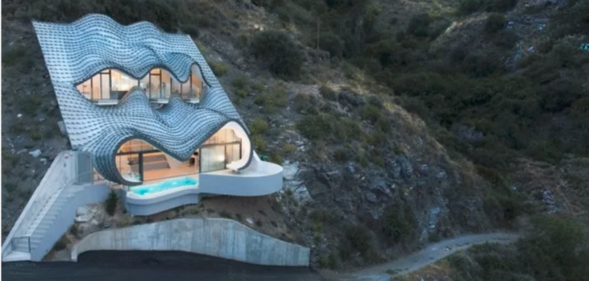 Вижте тази къща на хълм в Испания