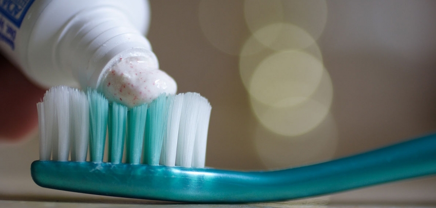 Защо трябва да държите паста за зъби до коша за пране