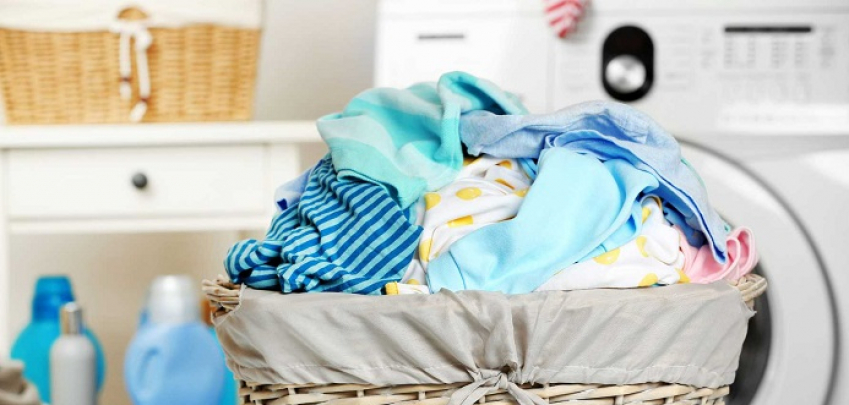 6 често срещани грешки, които оставят петна по дрехите след пране 