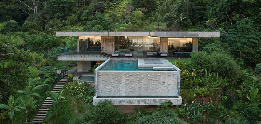 Величествена бетонна вила с надвиснал басейн сред непроходима джунгла