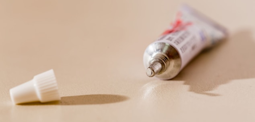 Проблеми у дома, които можете да решите с обикновено бяло лепило