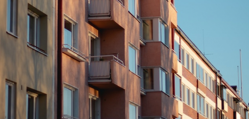 Каква е разликата между балкон и лоджия и могат ли да станат част от стая?