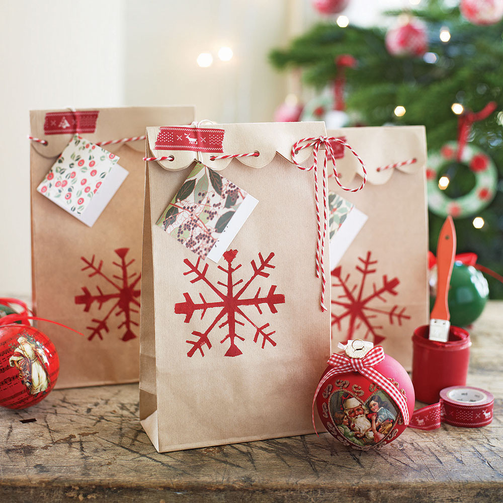 Украсить подарок на новый. Идеи упаковки подарков. Упаковка новогодних подарков. Красивая упаковка подарков. Новогоднее украшение коробки.