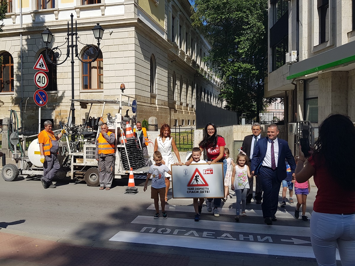 Обновени пешеходни пътеки пазят децата на пътя
