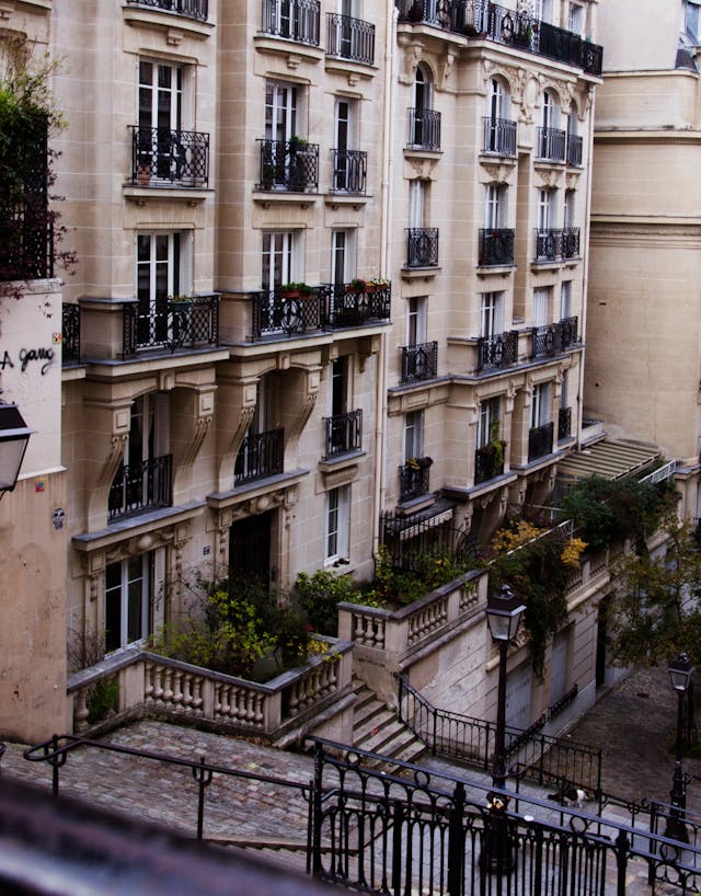 Защо във Франция балконите са толкова малки