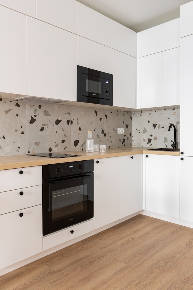 Най-лесният начин да почистите мазни кухненски шкафове