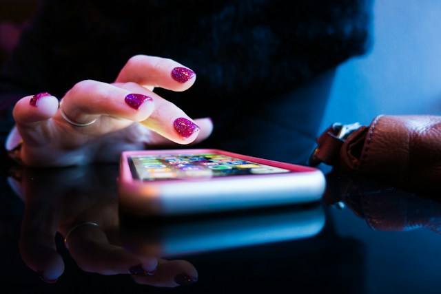 Какво е bloomscrolling и може ли да подобри настроението ни