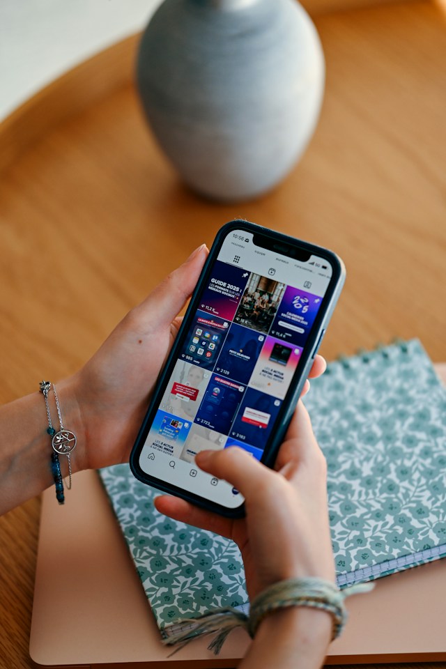 Какво е bloomscrolling и може ли да подобри настроението ни