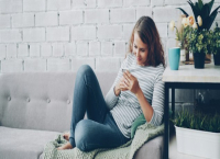 Какво е bloomscrolling и може ли да подобри настроението ни