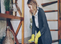 6 неща, които никога не бива да използвате за почистване на дървени мебели