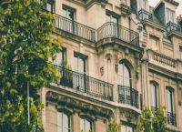 Защо във Франция балконите са толкова малки