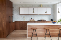 Кухня с дървени фасади