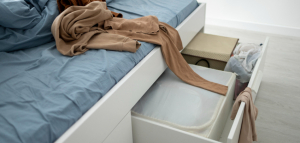 Грешките при съхранение под леглото, които правят спалнята прашна