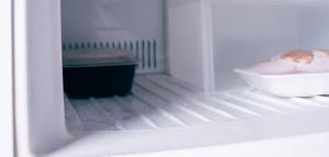 Защо има вдлъбнатини на дъното на фризера?